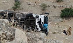 Şırnak'ta şarampole devrilen tırın sürücüsü ağır yaralandı