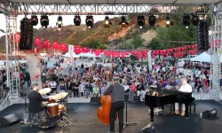 Tirilye Zeytin Çiçeği'ne caz konserli final