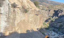 Adıyaman'da şarampole devrilen kamyonun sürücüsü öldü