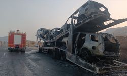 Batman'da otomobil taşıyan tırda çıkan yangında 5 araç kullanılamaz hale geldi