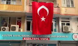 Mardin'de kamu binalarına ve caddelere 'Terörsüz Türkiye'ye destek için Türk bayrakları asıldı