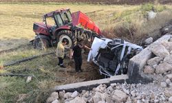 Mardin'de otomobil ile traktör çarpıştı, sürücüler yaralandı