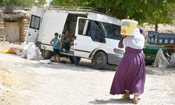 Minibüsüyle köyleri gezen seyyar esnaf 16 yıldır takas usulüyle satış yapıyor