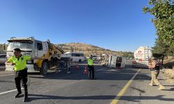 Şanlıurfa'da işçi servisi ile otomobilin çarpıştığı kazada 13 kişi yaralandı