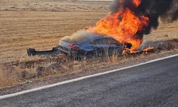 Şanlıurfa'da kaza yapan otomobilde çıkan yangın itfaiye ekiplerince söndürüldü