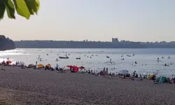 Antalya'da sıcaktan bunalanlar o plaja akın etti!