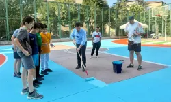 Bursa Osmangazi'de Başkan Aydın gençlerle basketbol sahası boyadı