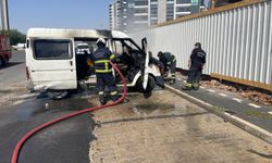 Diyarbakır'da park halindeki minibüs yandı