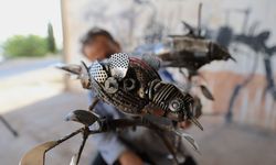 Doğa bilinci için metal atıklarla nesli tükenen Kauai kuşu heykeli yaptı
