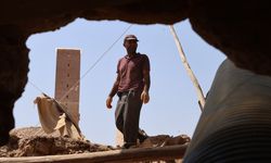 Hava sıcaklığının 50 dereceye yaklaştığı Şanlıurfa'da tarihin izini sürüyorlar