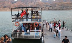 Kavurucu sıcaklarda tarihi Hasankeyf ilçesi ziyaretçilerini akşam serinliğinde ağırlıyor