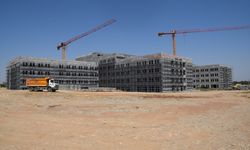 Milletvekili Nasıroğlu, yapımı süren hastanenin inşaatında incelemede bulundu