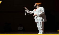 Batman Sahnesi Büyüledi! Tiyatro Festivalinde 'Deliyim' Oyununa Ayakta Alkış Yağdı