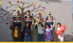 Siirt'te Jandarma'dan Çocuklara Hem Hak Hem Trafik Eğitimi