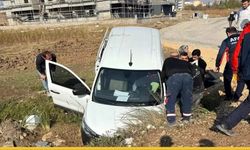 Gültepe'de Kontrolden Çıkan Otomobil Su Kanalına Yuvarlandı: Sürücü Kurtarıldı