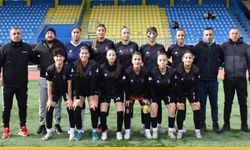 1955 Batman Belediyespor Kadın Futbol Takımı Van'da Kar Engeline Takıldı