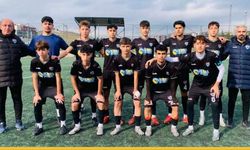 U17 Batman derbisinde 1955 Batman Belediye Spor karşısında gülen taraf Özel İdare Gençlerbirliğispor oldu: 2-0