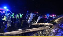 Arnavutköy’de Kar Pususu: Kontrolden Çıkan Servis Aracı Bariyerlere Saplandı