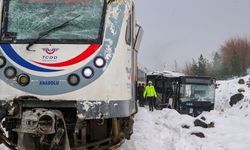 Batman Yolcu Treni Diyarbakır’da Otobüsle Çarpıştı: 1 Yaralı