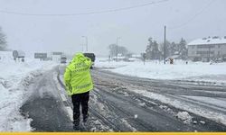 Bolu Dağı'nda Beyaz Kaos: Makaslayan Tırlar İstanbul Yolunu Kilitledi!