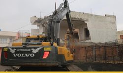 Şehrin Nefesini Kesen Metruk Binalara Neşter: Batman Belediyesi Sokakları Temizliyor