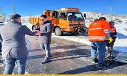 Gercüş’te Kar Esareti Sıcak İkramla Isındı: Kaymakam Öztaş Hem Sahayı Denetledi Hem Gönülleri Aldı!