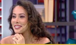 Beyaz Örtü Üzerinde Siyah Mayolu Meydan Okuma: Zeynep Özyağcılar'dan Çılgın Yılbaşı Kutlaması!