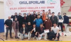 Batman’da Malatya Rüzgarı: Bilek Güreşinde Şampiyonluk Kürsüsü Onların Oldu