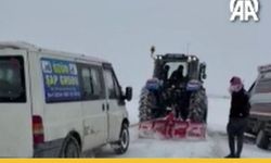 Batman'da Karda Mahsur Kalan Araçların İmdadına Köylüler Yetişti