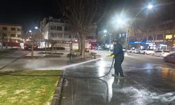 Meydan ve Caddeler Köpüklü Suyla Yıkandı