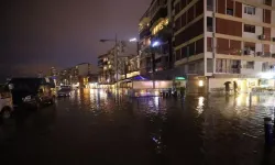 İzmir, Aydın ve Çanakkale'de Deniz Taştı, Şehirlerin Ortasında Botlar Yüzdü