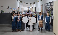 Midyat'ta Çocuklar İmsakiye ve Şekerleme Dağıttı