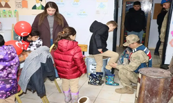 Sason’da Mehmetçik Elini Uzattı: Köy Okullarındaki Miniklere Kışlık Giysi Desteği