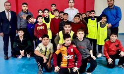Sason'da Kaymakam Başar Sahaya İndi! Gençlerle Voleybol ve Badminton Oynadı