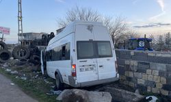 Diyarbakır'da Kontrolden Çıkan Minibüs Duvara Çarptı, 10 Yaralı