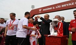 Vali Canalp Şampiyonu Kutladı