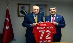 Şampiyonun Forması Cumhurbaşkanı Erdoğan’a Takdim Edildi
