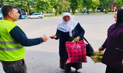 Otobüs Terminalinde Yolculara Şeker ve Kolonya İkramı