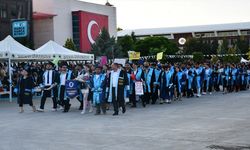 Batman'da Binlerce Öğrenci Keplerini Havaya Fırlattı