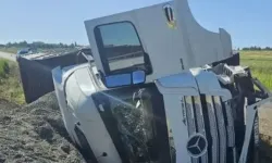 İkiköprü Girişinde Kamyon ile Otomobil Çarpıştı, 3 Yaralı