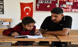 Sason’da Köy Okulunun "Tek" Öğrencisi Fatma Nur Diplomasını Aldı