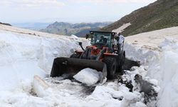 Mereto Dağı’nda 4 Metrelik Kar Tünelleri İş Makineleriyle Aşılıyor