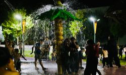 Batmanlı Çocuklar Parklarda Serinliyor