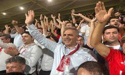 AK Parti İl Başkanı Şansi Taraftarlarla Aynı Tribünde Buluştu