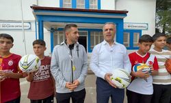 Şansi'den Beyçayırı Köyü Öğrencilerine Spor Malzemesi