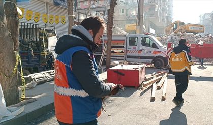 Diyarbakır'da ekipler enkazdan bir köpek ve 2 yavrusu ile sülünü kurtardı