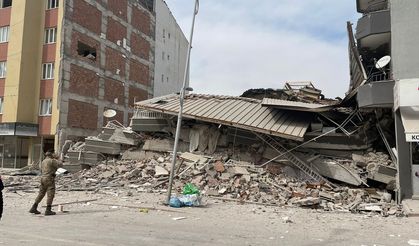 MALATYA - 5,6 büyüklüğündeki depremde Yeşilyurt'ta bazı binalarda göçük oluştu (3)