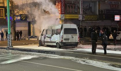 Diyarbakır'da Seyir Halindeki Minibüs Yandı