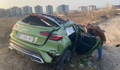 Diyarbakır'da Takla Atan Otomobildeki 3 Kişi Ağır Yaralandı