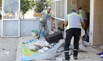 Antalya'daki iki ayrı çöp evden 8 kamyon atık çıkarıldı